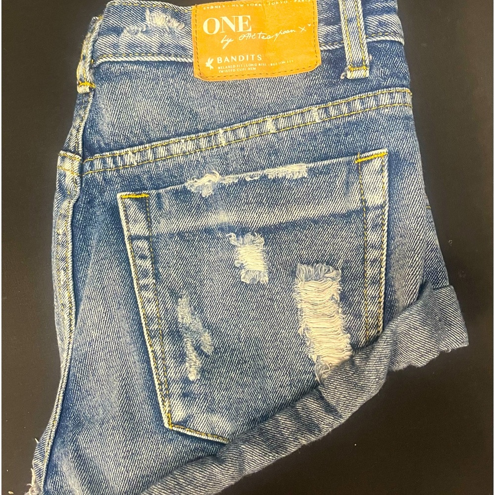 ONE TEASPOON size 26 trash bandit short shorts.